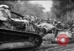 Standbild amerikanische Truppen machen Weg für die französische Renault FT Tanks Frankreich, 1918, aus Sekunde 44 historischem Filmmaterial Videoclip 65675048483