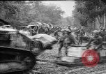 Standbild amerikanische Truppen machen Weg für die französische Renault FT Tanks Frankreich, 1918, aus Sekunde 45 historischem Filmmaterial Videoclip 65675048483
