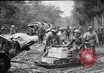 Standbild amerikanische Truppen machen Weg für die französische Renault FT Tanks Frankreich, 1918, aus Sekunde 46 historischem Filmmaterial Videoclip 65675048483
