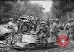 Standbild amerikanische Truppen machen Weg für die französische Renault FT Tanks Frankreich, 1918, aus Sekunde 47 historischem Filmmaterial Videoclip 65675048483