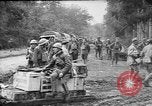 Standbild amerikanische Truppen machen Weg für die französische Renault FT Tanks Frankreich, 1918, aus Sekunde 48 historischem Filmmaterial Videoclip 65675048483