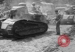 Standbild amerikanische Truppen machen Weg für die französische Renault FT Tanks Frankreich, 1918, aus Sekunde 49 historischem Filmmaterial Videoclip 65675048483