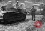 Standbild amerikanische Truppen machen Weg für die französische Renault FT Tanks Frankreich, 1918, aus Sekunde 50 historischem Filmmaterial Videoclip 65675048483