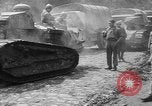 Standbild amerikanische Truppen machen Weg für die französische Renault FT Tanks Frankreich, 1918, aus Sekunde 51 historischem Filmmaterial Videoclip 65675048483