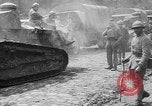 Standbild amerikanische Truppen machen Weg für die französische Renault FT Tanks Frankreich, 1918, aus Sekunde 52 historischem Filmmaterial Videoclip 65675048483