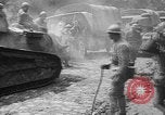 Standbild amerikanische Truppen machen Weg für die französische Renault FT Tanks Frankreich, 1918, aus Sekunde 53 historischem Filmmaterial Videoclip 65675048483