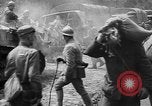 Standbild amerikanische Truppen machen Weg für die französische Renault FT Tanks Frankreich, 1918, aus Sekunde 54 historischem Filmmaterial Videoclip 65675048483