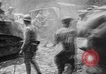 Standbild amerikanische Truppen machen Weg für die französische Renault FT Tanks Frankreich, 1918, aus Sekunde 55 historischem Filmmaterial Videoclip 65675048483