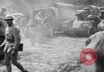 Standbild amerikanische Truppen machen Weg für die französische Renault FT Tanks Frankreich, 1918, aus Sekunde 56 historischem Filmmaterial Videoclip 65675048483