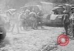 Standbild amerikanische Truppen machen Weg für die französische Renault FT Tanks Frankreich, 1918, aus Sekunde 57 historischem Filmmaterial Videoclip 65675048483