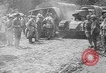 Standbild amerikanische Truppen machen Weg für die französische Renault FT Tanks Frankreich, 1918, aus Sekunde 58 historischem Filmmaterial Videoclip 65675048483