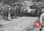 Standbild amerikanische Truppen machen Weg für die französische Renault FT Tanks Frankreich, 1918, aus Sekunde 59 historischem Filmmaterial Videoclip 65675048483