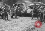 Standbild amerikanische Truppen machen Weg für die französische Renault FT Tanks Frankreich, 1918, aus Sekunde 60 historischem Filmmaterial Videoclip 65675048483