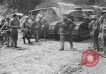 Standbild amerikanische Truppen machen Weg für die französische Renault FT Tanks Frankreich, 1918, aus Sekunde 61 historischem Filmmaterial Videoclip 65675048483