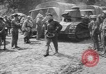 Standbild amerikanische Truppen machen Weg für die französische Renault FT Tanks Frankreich, 1918, aus Sekunde 62 historischem Filmmaterial Videoclip 65675048483