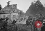 Immagine di American fanti con serbatoi di francese Francia, 1918, secondo 12 filmato di repertorio 65675048484