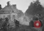 Immagine di American fanti con serbatoi di francese Francia, 1918, secondo 15 filmato di repertorio 65675048484