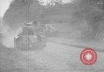 Immagine di American fanti con serbatoi di francese Francia, 1918, secondo 17 filmato di repertorio 65675048484