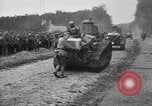 Immagine di American fanti con serbatoi di francese Francia, 1918, secondo 26 filmato di repertorio 65675048484
