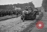 Immagine di American fanti con serbatoi di francese Francia, 1918, secondo 27 filmato di repertorio 65675048484