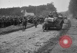 Immagine di American fanti con serbatoi di francese Francia, 1918, secondo 29 filmato di repertorio 65675048484