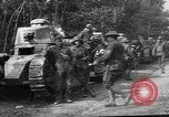 Immagine di American fanti con serbatoi di francese Francia, 1918, secondo 49 filmato di repertorio 65675048484