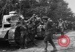 Immagine di American fanti con serbatoi di francese Francia, 1918, secondo 51 filmato di repertorio 65675048484