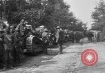 Immagine di American fanti con serbatoi di francese Francia, 1918, secondo 55 filmato di repertorio 65675048484