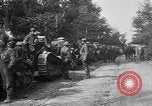Immagine di American fanti con serbatoi di francese Francia, 1918, secondo 57 filmato di repertorio 65675048484