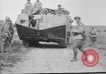 Standbild französischen Saint-Chamond Tank Frankreich, 1918, aus Sekunde 15 historischem Filmmaterial Videoclip 65675048489
