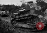 Standbild französischen Saint-Chamond Tank Frankreich, 1918, aus Sekunde 45 historischem Filmmaterial Videoclip 65675048489