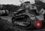 Standbild französischen Saint-Chamond Tank Frankreich, 1918, aus Sekunde 46 historischem Filmmaterial Videoclip 65675048489