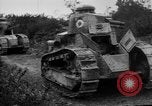Standbild französischen Saint-Chamond Tank Frankreich, 1918, aus Sekunde 48 historischem Filmmaterial Videoclip 65675048489