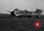 Standbild zerstörten deutschen britischen und französischen Tanks Frankreich, 1918, aus Sekunde 1 historischem Filmmaterial Videoclip 65675048491