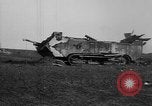 Standbild zerstörten deutschen britischen und französischen Tanks Frankreich, 1918, aus Sekunde 3 historischem Filmmaterial Videoclip 65675048491