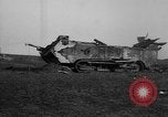 Standbild zerstörten deutschen britischen und französischen Tanks Frankreich, 1918, aus Sekunde 4 historischem Filmmaterial Videoclip 65675048491