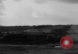 Standbild zerstörten deutschen britischen und französischen Tanks Frankreich, 1918, aus Sekunde 17 historischem Filmmaterial Videoclip 65675048491