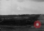 Standbild zerstörten deutschen britischen und französischen Tanks Frankreich, 1918, aus Sekunde 26 historischem Filmmaterial Videoclip 65675048491