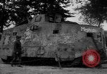 Standbild zerstörten deutschen britischen und französischen Tanks Frankreich, 1918, aus Sekunde 35 historischem Filmmaterial Videoclip 65675048491