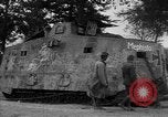 Standbild zerstörten deutschen britischen und französischen Tanks Frankreich, 1918, aus Sekunde 40 historischem Filmmaterial Videoclip 65675048491