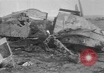 Standbild zerstörten deutschen britischen und französischen Tanks Frankreich, 1918, aus Sekunde 58 historischem Filmmaterial Videoclip 65675048491