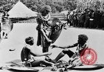 Standbild Praxis der Polygamie Afrika, 1931, aus Sekunde 19 historischem Filmmaterial Videoclip 65675048508