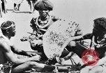 Standbild Praxis der Polygamie Afrika, 1931, aus Sekunde 32 historischem Filmmaterial Videoclip 65675048508