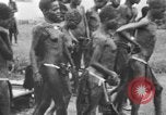 Standbild afrikanischen Stammesangehörige Zentralafrika, 1931, aus Sekunde 55 historischem Filmmaterial Videoclip 65675048512