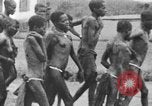 Standbild afrikanischen Stammesangehörige Zentralafrika, 1931, aus Sekunde 57 historischem Filmmaterial Videoclip 65675048512