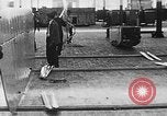 Immagine di Assemblaggio di un piano United States USA, 1917, secondo 32 filmato di repertorio 65675048529