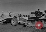 Immagine di Veicolo cingolato Spagna, 1956, secondo 18 filmato di repertorio 65675048552