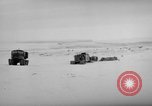Immagine di Caterpillar treno da neve La Groenlandia, 1957, secondo 33 filmato di repertorio 65675048556