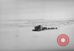 Immagine di Caterpillar treno da neve La Groenlandia, 1957, secondo 42 filmato di repertorio 65675048556