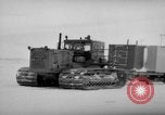 Immagine di Caterpillar treno da neve La Groenlandia, 1957, secondo 43 filmato di repertorio 65675048556